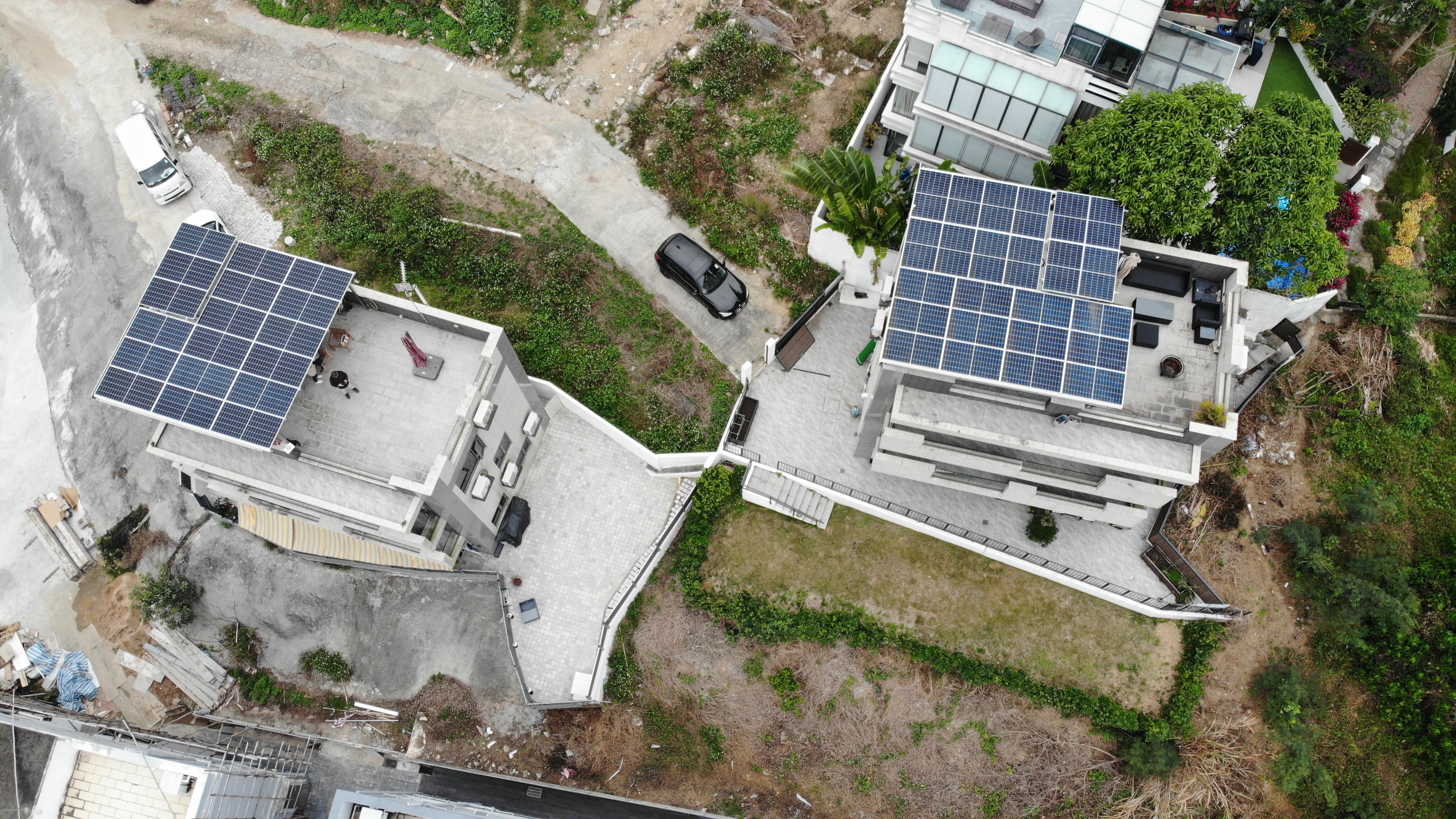 新裕为村屋安装的太阳能发电板。